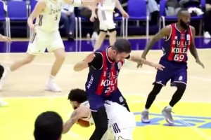 这是真正意义上的“胯下过人”